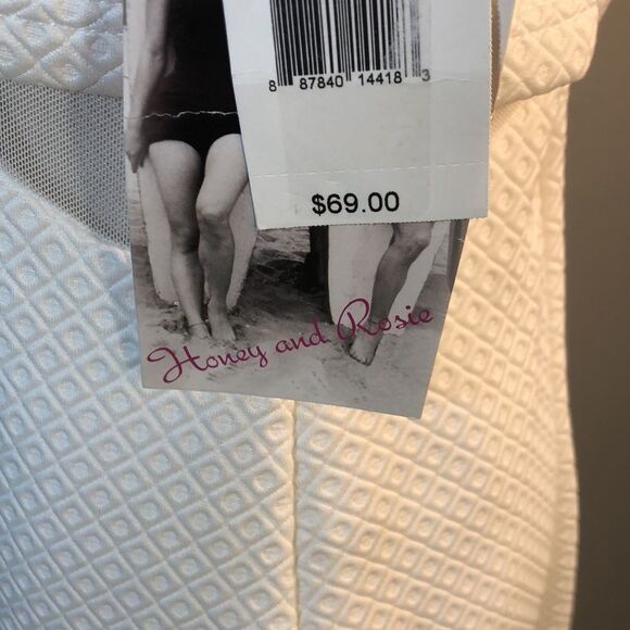 Honey and Rosie White Sleeveless Fitted Crew Neck W/Mesh Cut Out Sides 9 - Picture 8 of 13